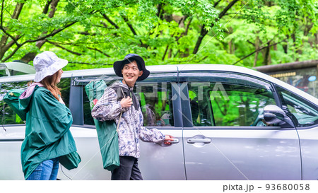 トレッキングに向かう若者 トレッキングに向かう若者 93680058