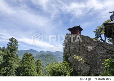 夏の山寺の風景　立石寺　納経堂 　山形県山形市 93680305