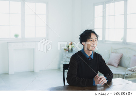 男性　インタビュー 93680307