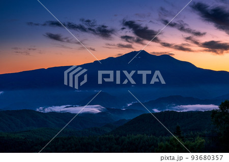 乗鞍岳の夜明け 岐阜県高山市高根町日和田高原から 乗鞍岳の夜明け 岐阜県高山市高根町日和田高原から 93680357