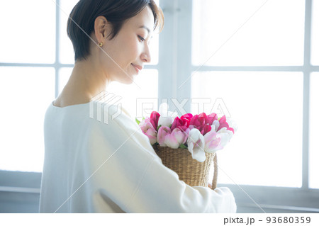 ライフスタイル　花　女性 93680359