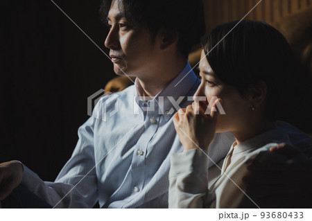 カップル　悲しみ 93680433