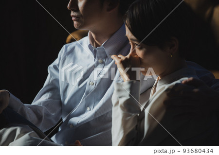 カップル　悲しみ 93680434