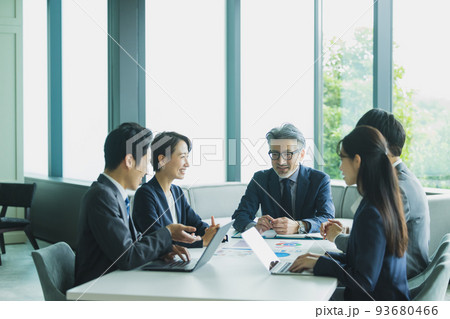 ビジネスシーン 93680466