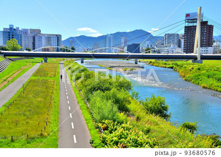 一条大橋/豊平川より上流方向を望む(北海道札幌市)【2022.8】 一条大橋/豊平川より上流方向を望む(北海道札幌市)【2022.8】 93680576