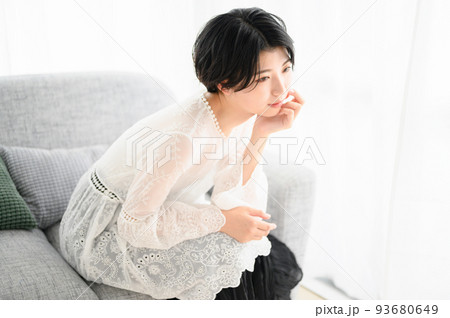 ソファで考える女性 俯瞰 ソファで考える女性 俯瞰 93680649
