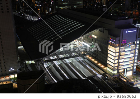 夜の大阪駅 93680662