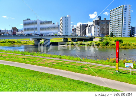 一条大橋/豊平川周辺を下流/白石区側より望む(北海道札幌市)【2022.8】 一条大橋/豊平川周辺を下流/白石区側より望む(北海道札幌市)【2022.8】 93680804