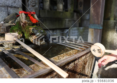 京都伏見稲荷大社　境内の手水舎　手水作法　お稲荷様 93681036