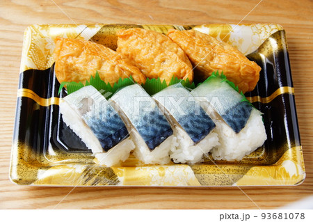稲荷寿司と鯖寿司 93681078