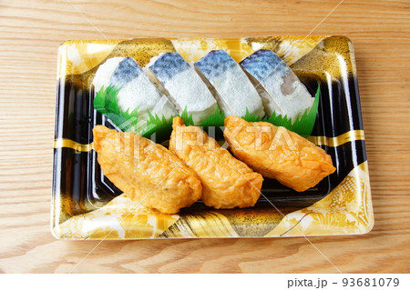 稲荷寿司と鯖寿司 93681079