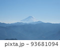 冠雪した富士山の眺め。日本の雄大な自然。百名山。 93681094