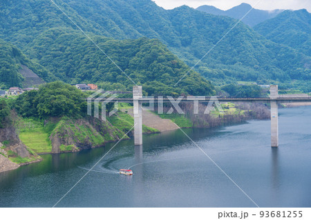 (群馬県)八ッ場ダム湖 湖上を遊覧する水陸両用バス (群馬県)八ッ場ダム湖 湖上を遊覧する水陸両用バス 93681255