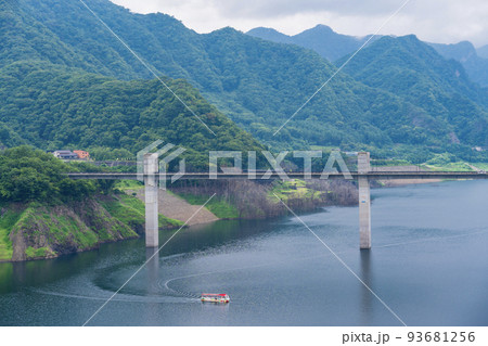 (群馬県)八ッ場ダム湖 湖上を遊覧する水陸両用バス (群馬県)八ッ場ダム湖 湖上を遊覧する水陸両用バス 93681256