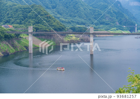 （群馬県）八ッ場ダム湖　湖上を遊覧する水陸両用バス 93681257