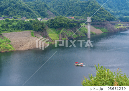(群馬県)八ッ場ダム湖 湖上を遊覧する水陸両用バス (群馬県)八ッ場ダム湖 湖上を遊覧する水陸両用バス 93681259