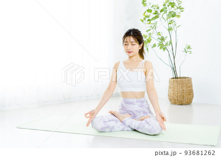 ヨガをする若い女性 93681262