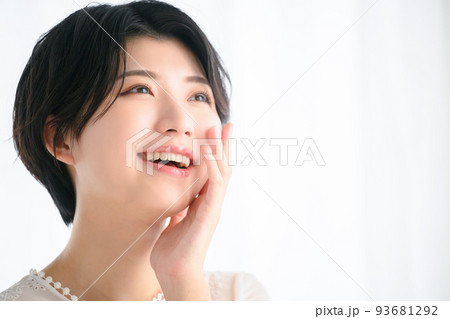 お肌を気にする女性 アップ お肌を気にする女性 アップ 93681292