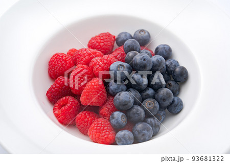 ラズベリーとブルーベリーの写真素材 [93681322] - PIXTA