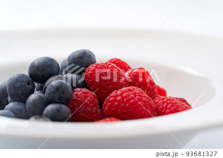 ラズベリーとブルーベリー 93681327