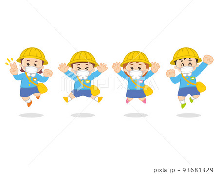 マスクを付けた保育園児がジャンプしている 93681329