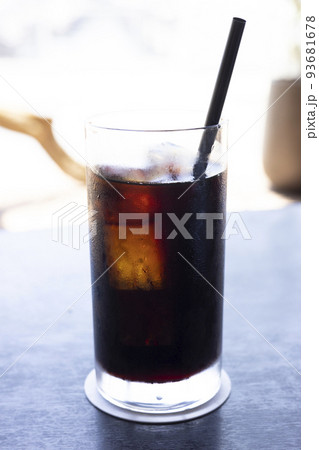 リゾートで夏に飲む美味しいアイスコーヒー 93681678
