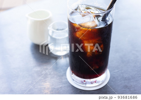 リゾートで夏に飲む美味しいアイスコーヒー 93681686