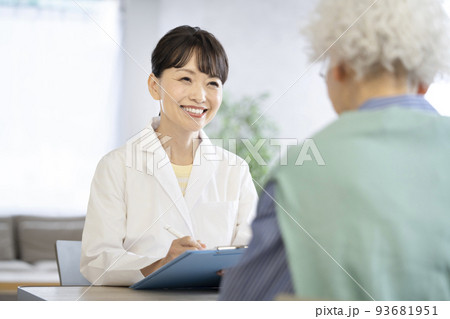 シニア女性の話を聞くベテランの女性医師 93681951
