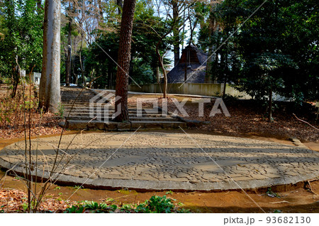 代々木八幡宮 早春の参拝者の風景 代々木八幡宮 早春の参拝者の風景 93682130