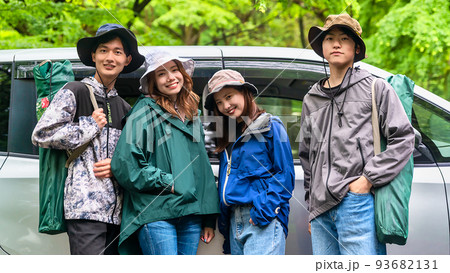 トレッキングに向かう若者 93682131