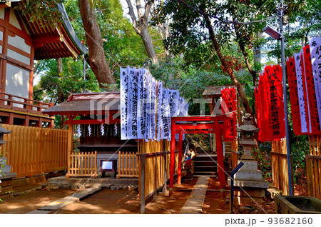 代々木八幡宮 早春の参拝者の風景 93682160