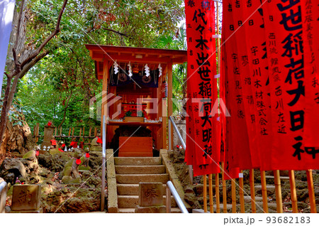 代々木八幡宮 早春の参拝者の風景 93682183