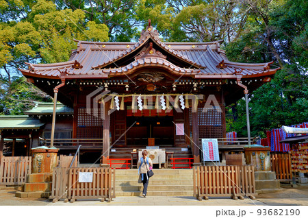 代々木八幡宮 早春の参拝者の風景 93682190