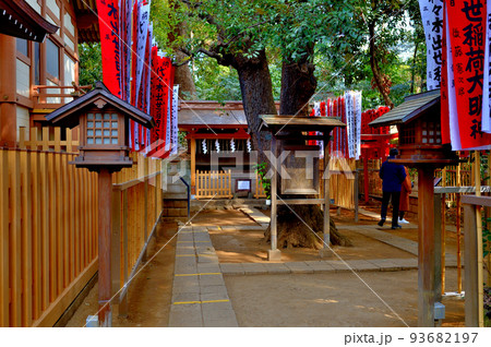 代々木八幡宮 早春の参拝者の風景 代々木八幡宮 早春の参拝者の風景 93682197