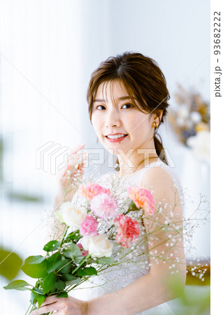 ブーケを持つ花嫁 ブーケを持つ花嫁 93682222