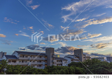 夕日の空　夕焼け　黄昏　西日　雲　空 93682403