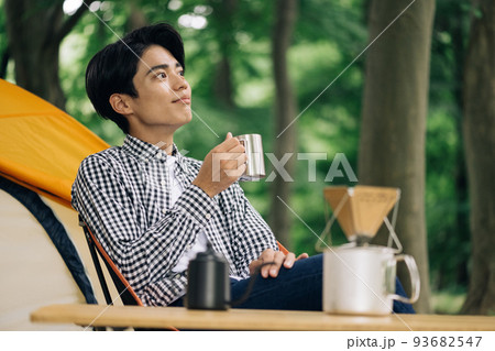 ソロキャンプを楽しむ男性 93682547