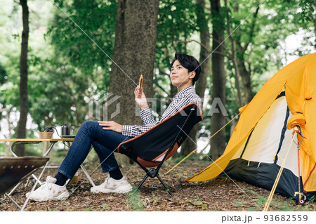 ソロキャンプを楽しむ男性 93682559