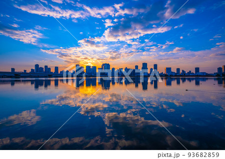 大阪梅田の高層ビル群と日の出 大阪梅田の高層ビル群と日の出 93682859