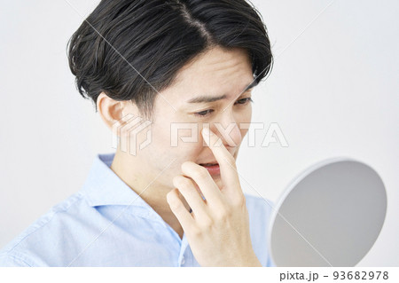 鏡を見て目が痛い男性 鏡を見て目が痛い男性 93682978