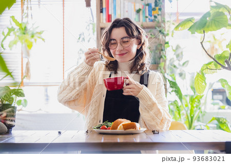 女性　食事　ライフスタイル 93683021