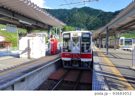 新藤原駅の野岩鉄道車両 6050系電車と東武鉄道車両 93683052