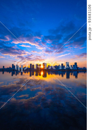 大阪梅田の高層ビル群と日の出 93683106