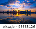 大阪梅田の高層ビル群と日の出 93683126