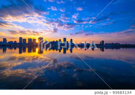 大阪梅田の高層ビル群と日の出 大阪梅田の高層ビル群と日の出 93683134
