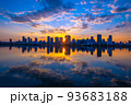 大阪梅田の高層ビル群と日の出 93683188
