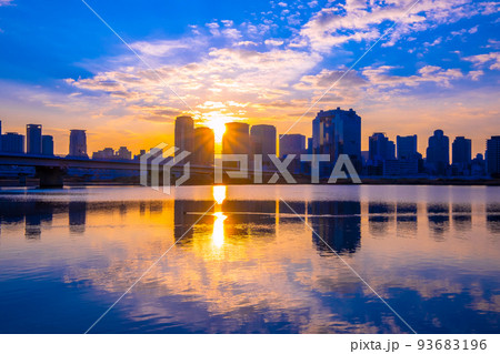 大阪梅田の高層ビル群と日の出 93683196