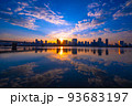 大阪梅田の高層ビル群と日の出 93683197