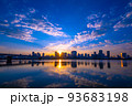 大阪梅田の高層ビル群と日の出 93683198