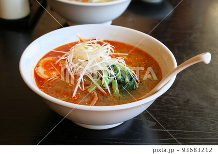 昔ながらの町中華、ゴマとラー油の味噌辛子担々麺 93683212